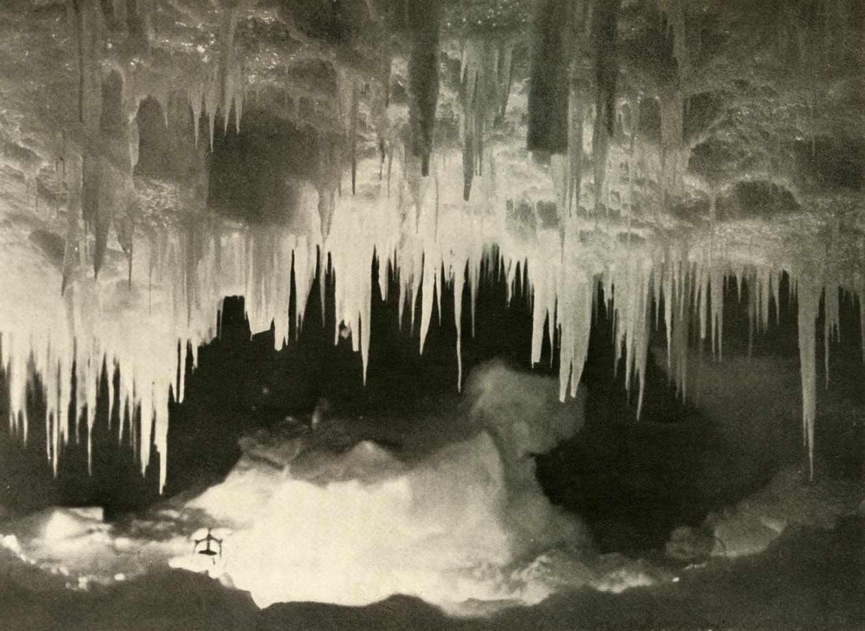 Una cueva de hielo en invierno de Unbekannt
