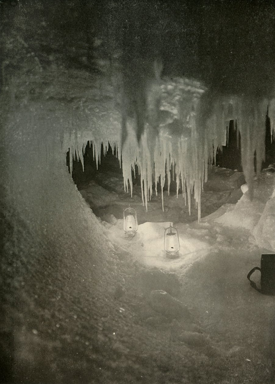 Una caverna de hielo en el invierno. Fotografiada a la luz de lámparas de huracán, c1908, 1909 de Unbekannt