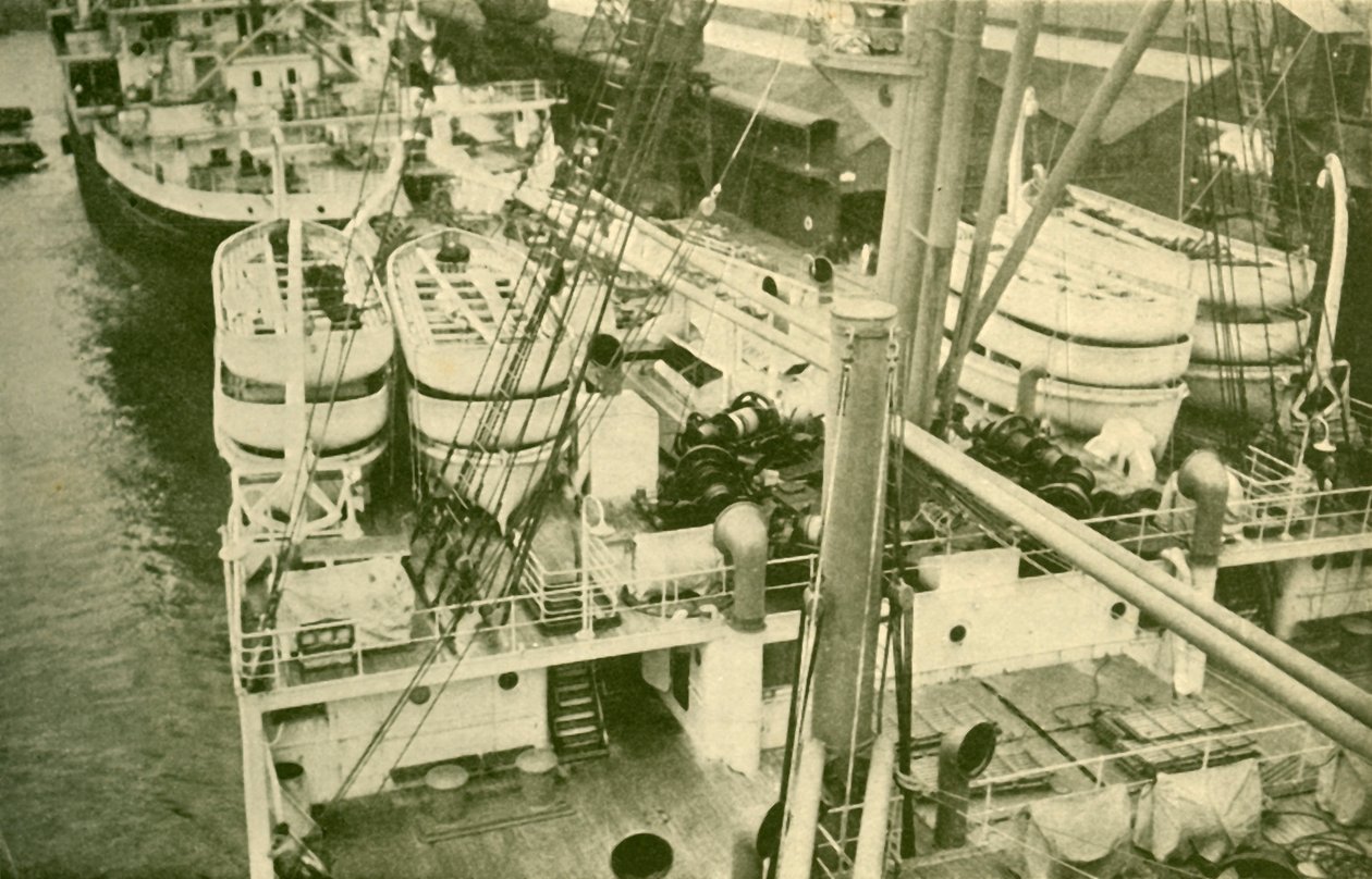 Una impresionante variedad de barcos a bordo del Leviathan, c1930 de Unbekannt