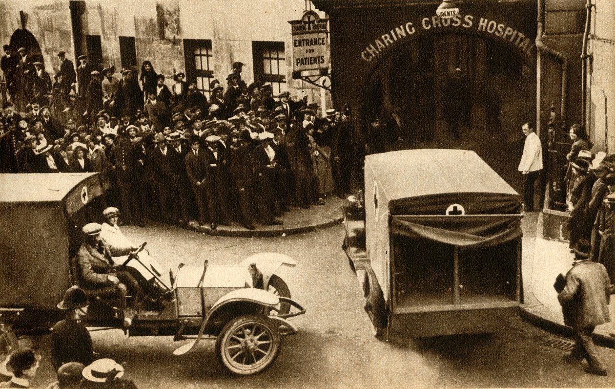 Una ambulancia entrando en el Hospital Charing Cross con heridos..., Londres, 1914, 1933 de Unbekannt