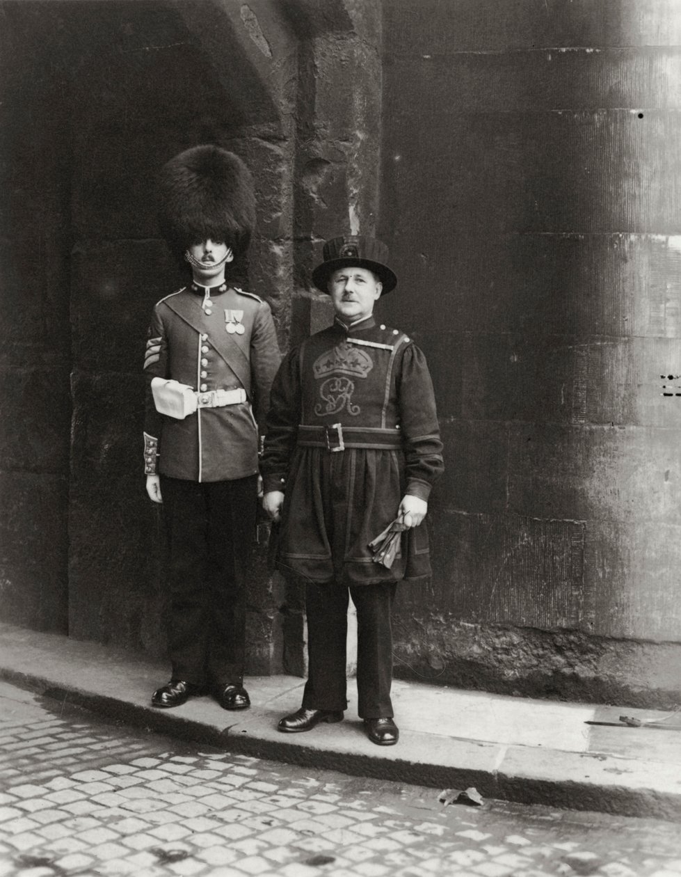 Antiguo y Moderno en la Torre de Londres, siglo XX de Unbekannt