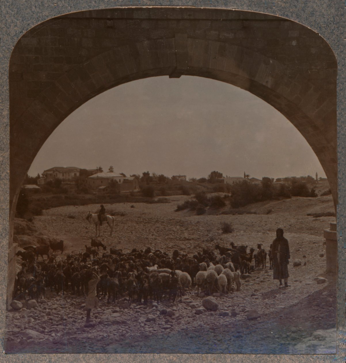 Acueducto mostrando Jericó a través del arco, c1900 de Unbekannt