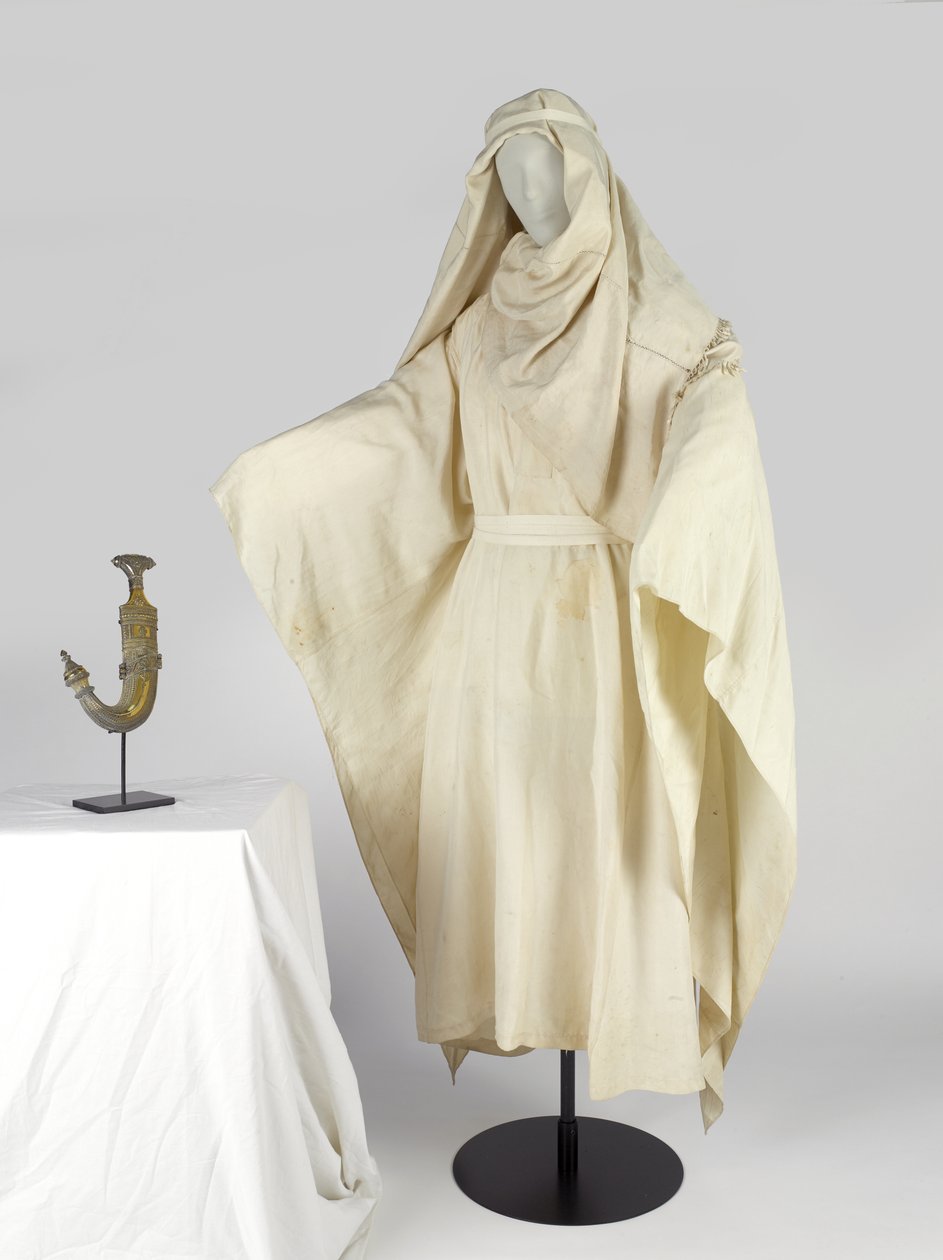 Túnicas árabes y un tocado, conocido como keffiyah, perteneciente a T E Lawrence de Unbekannt