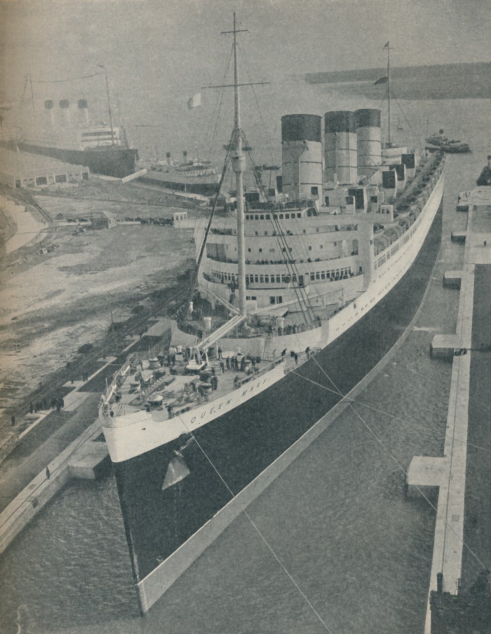 Llegada del RMS Cunard White Star liner Queen Mary en el dique seco King George V, 1936 de Unbekannt