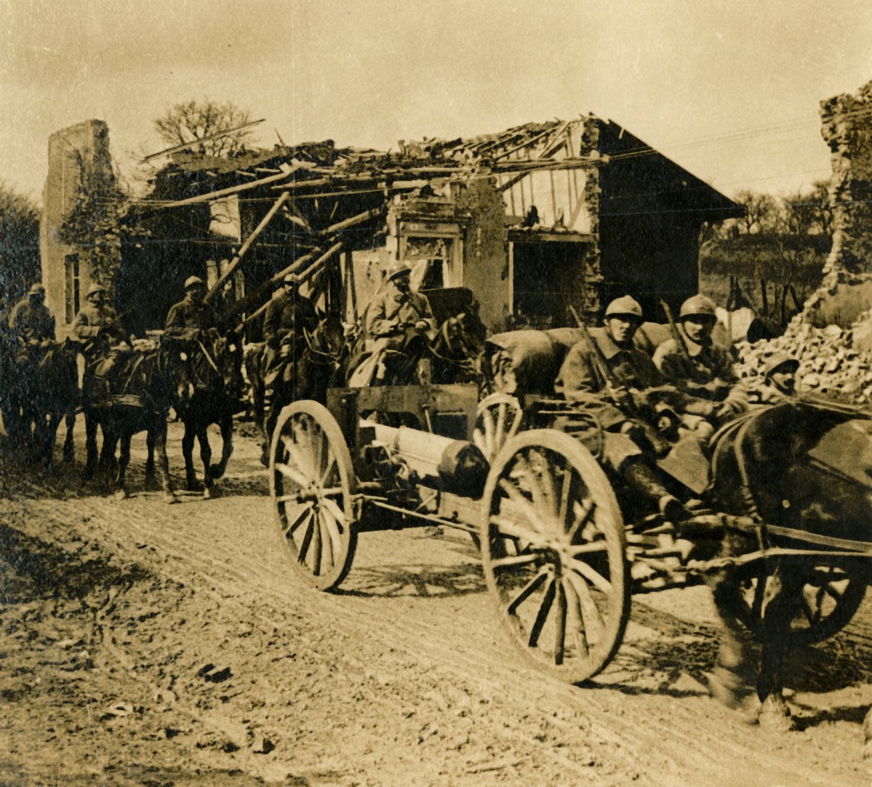 Artillería pasando por Beauzée, norte de Francia, c1914-c1918 de Unbekannt