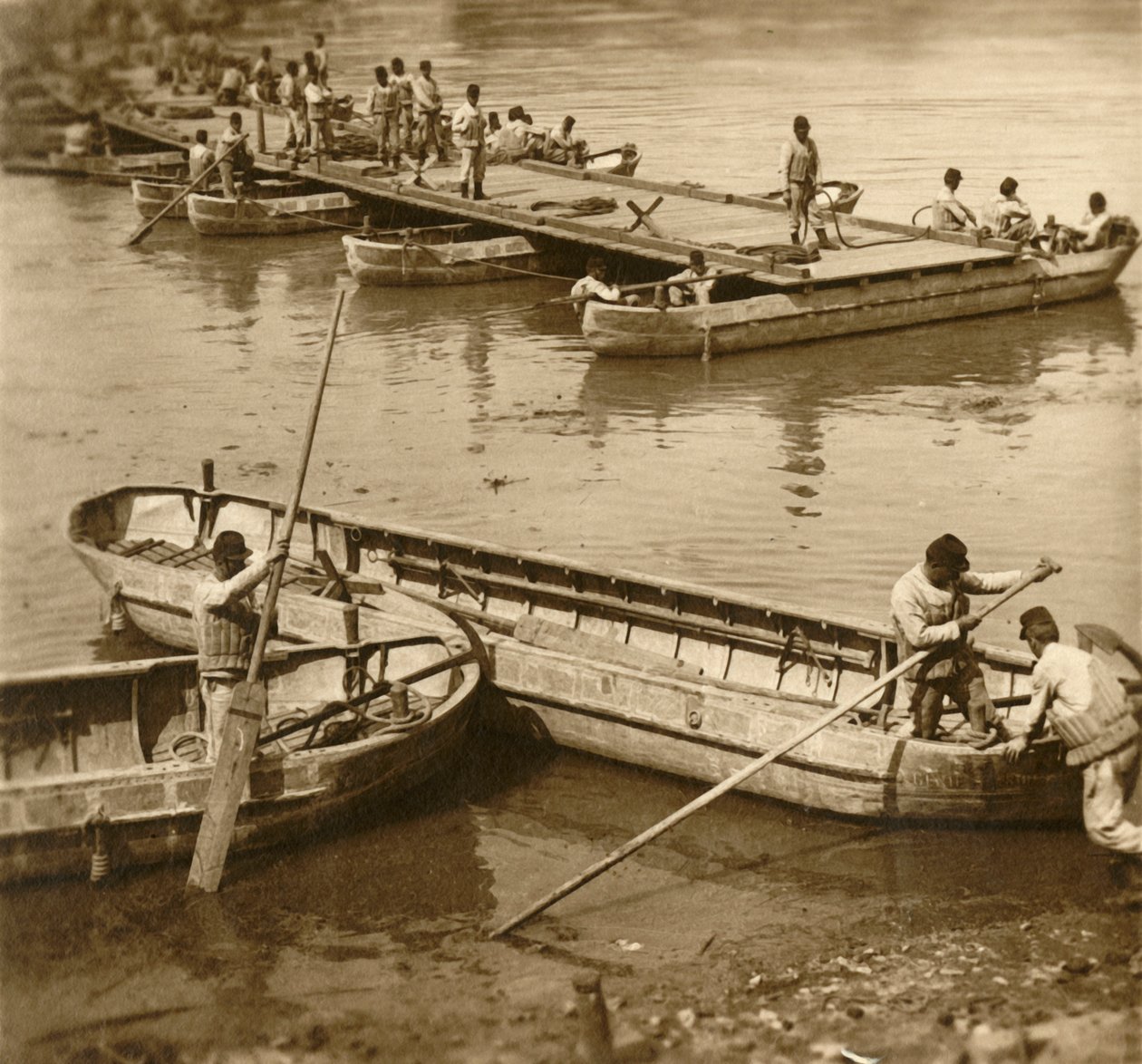 Montaje de un puente de pontones, c1914-c1918 de Unbekannt