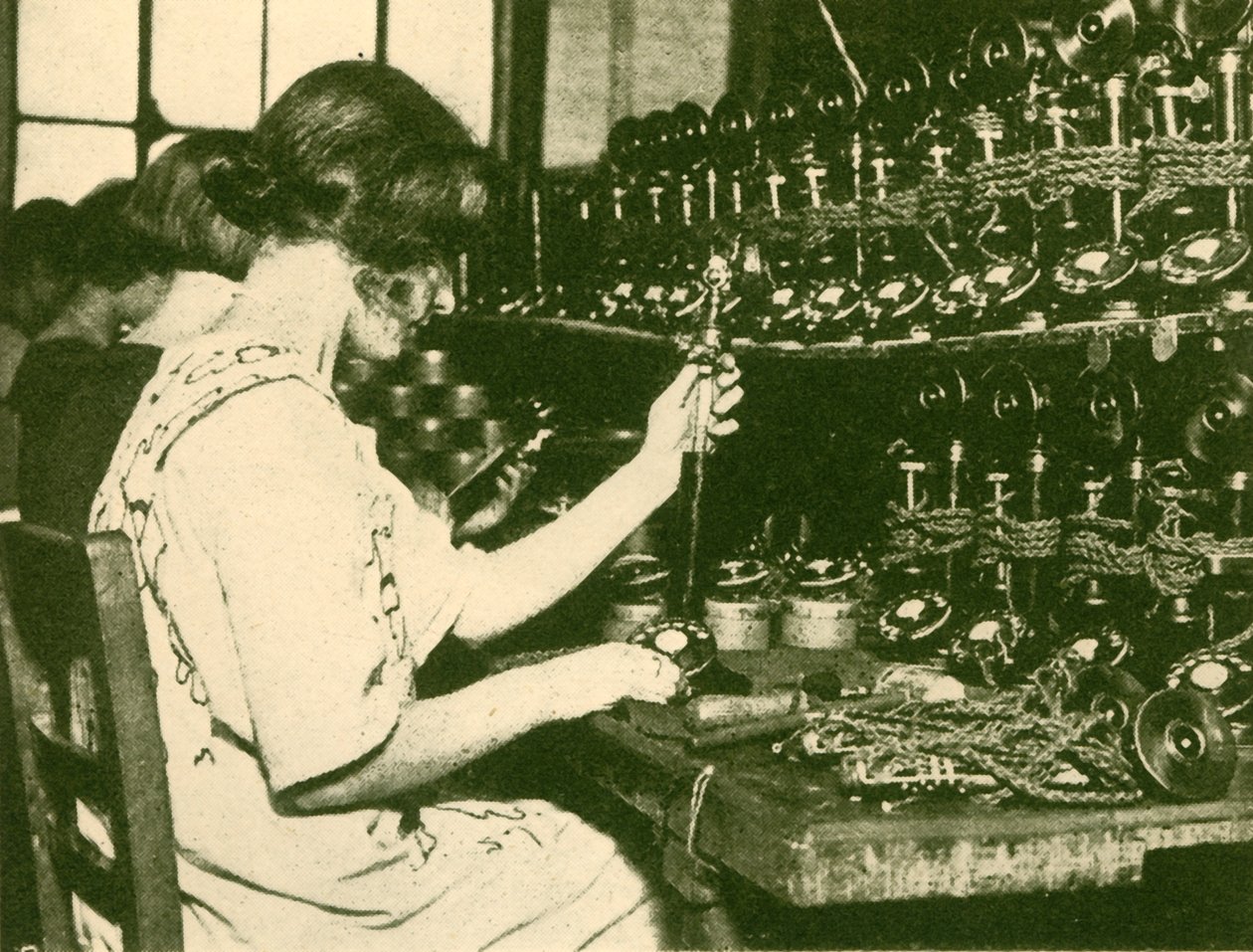 Montaje de los nuevos teléfonos automáticos listos para su distribución a los suscriptores, c. 1930 de Unbekannt