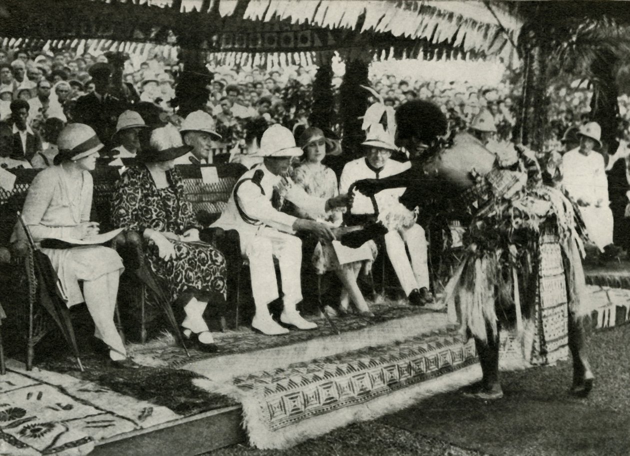 En Suva, Fiyi. Presentando un diente de Tabua del cachalote...1927 de Unbekannt