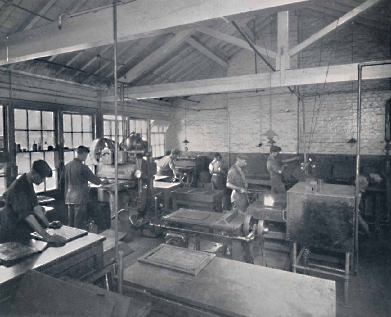 Trabajando en la fundición. Haciendo moldes de cera de las páginas, 1917 de Unbekannt