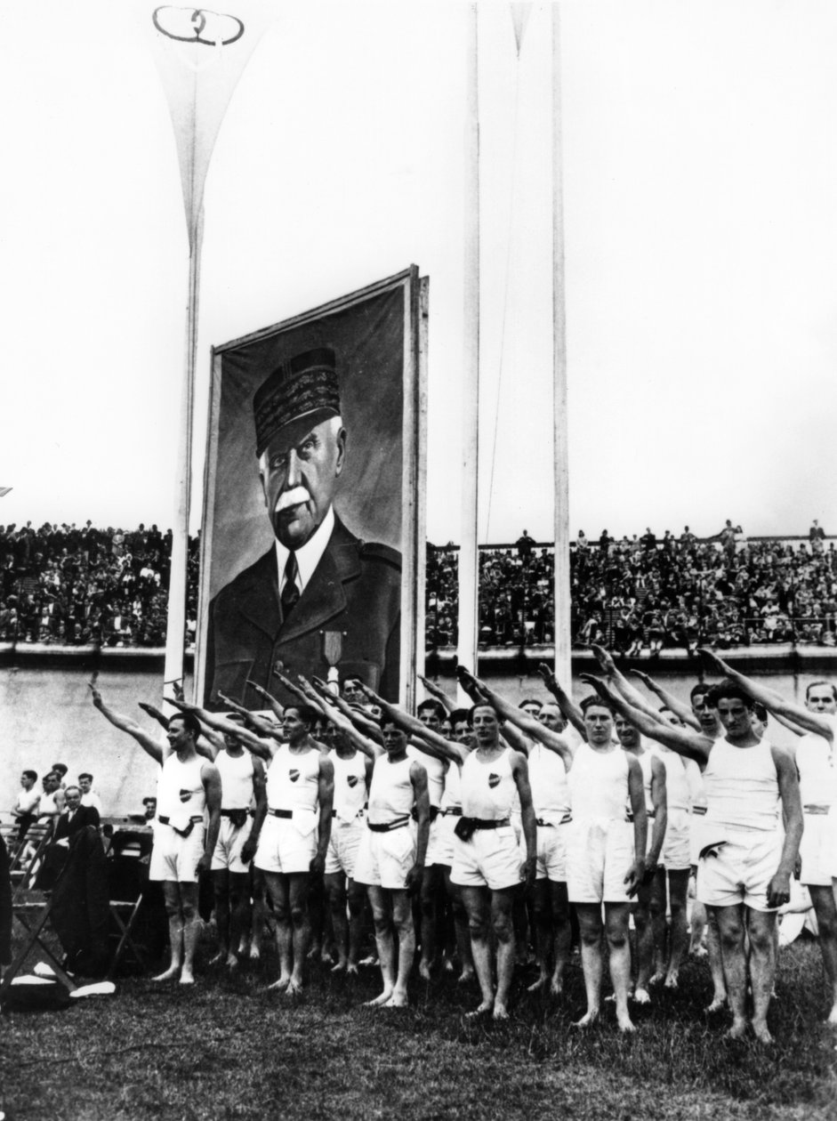 Atletas dando el saludo fascista, Parc des Princes, París, 1941 de Unbekannt