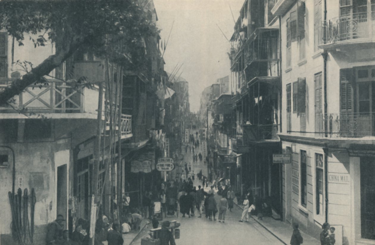 Edificios con balcones de una concurrida carretera comercial que corre de este a oeste, c1935 de Unbekannt