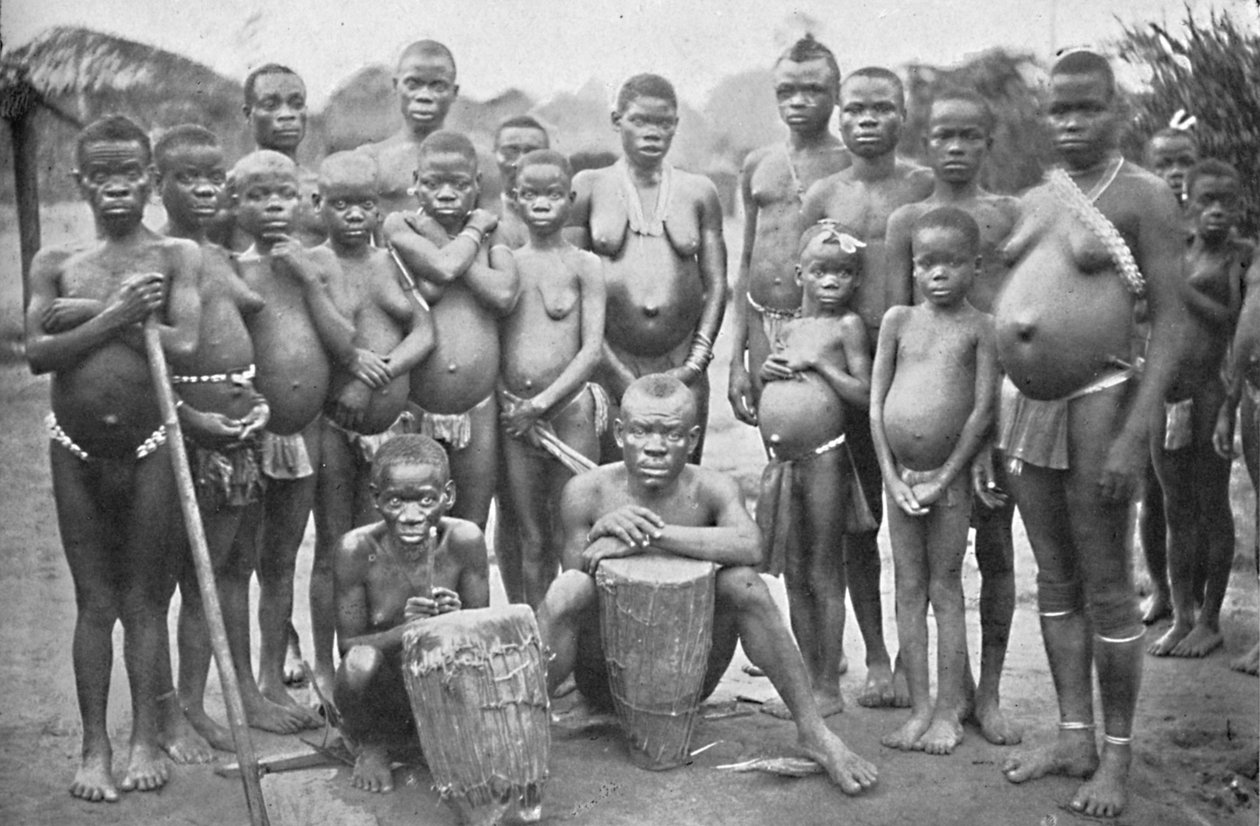 Grupo de pigmeos Bambute con dos mujeres Walese, 1902 de Unbekannt