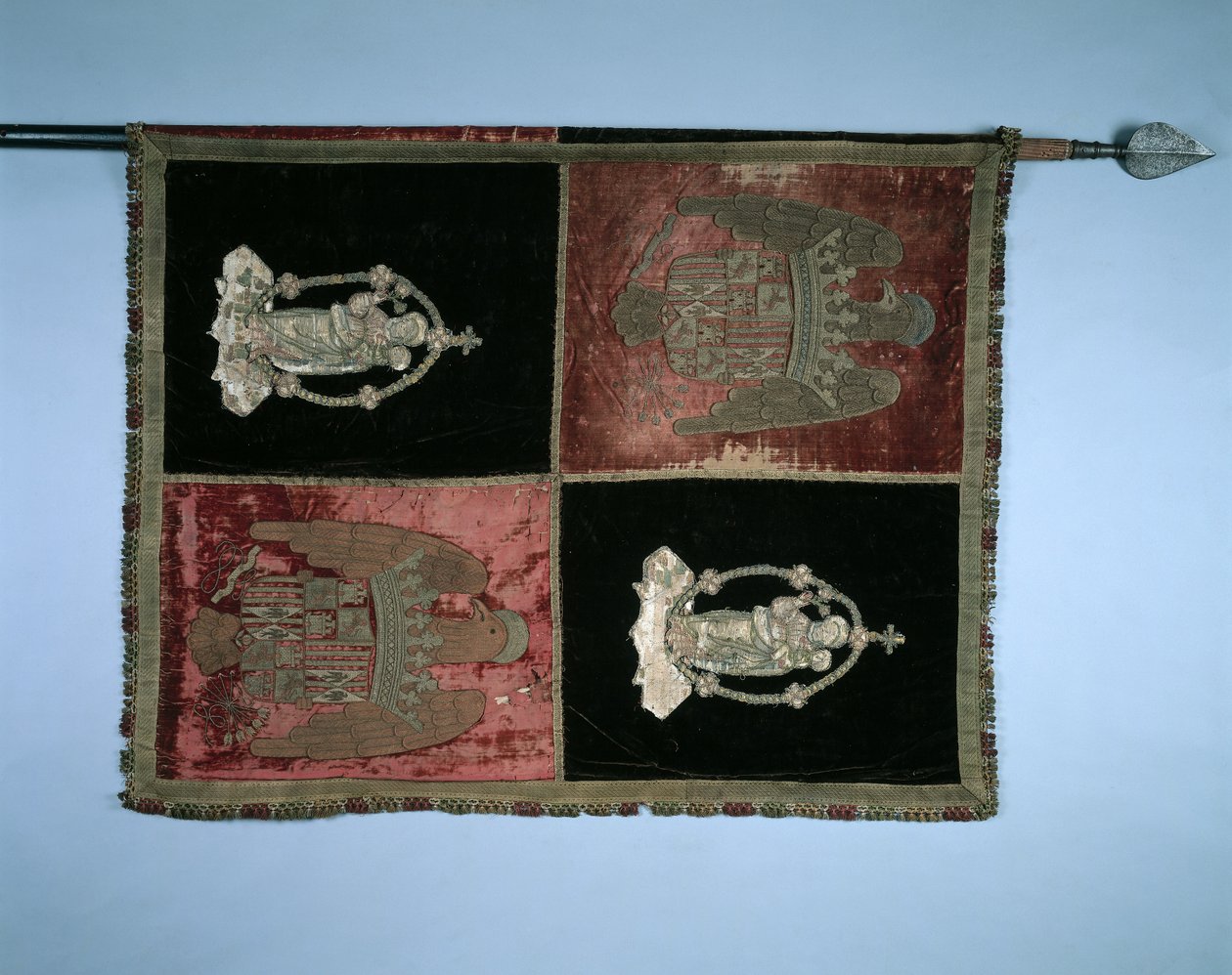 Estandarte con las Armas Reales Cuarteladas de España y la Virgen con el Niño, 1500s de Unbekannt