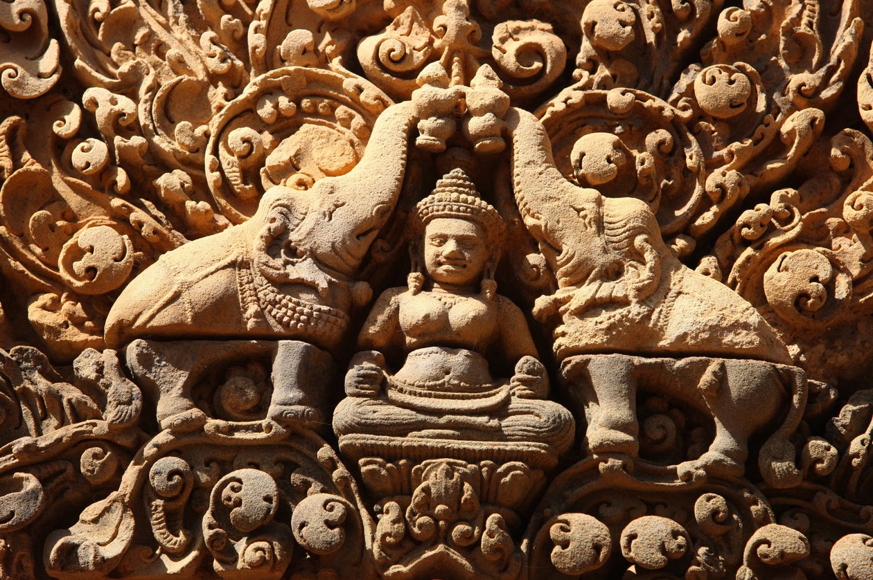 Templo Banteay Srei en Angkor, Camboya. Lakshmi, diosa hindú de la riqueza y esposa del dios Vishnu, es rociada con agua sagrada por dos elefantes. Siem Reap, Camboya de Unbekannt