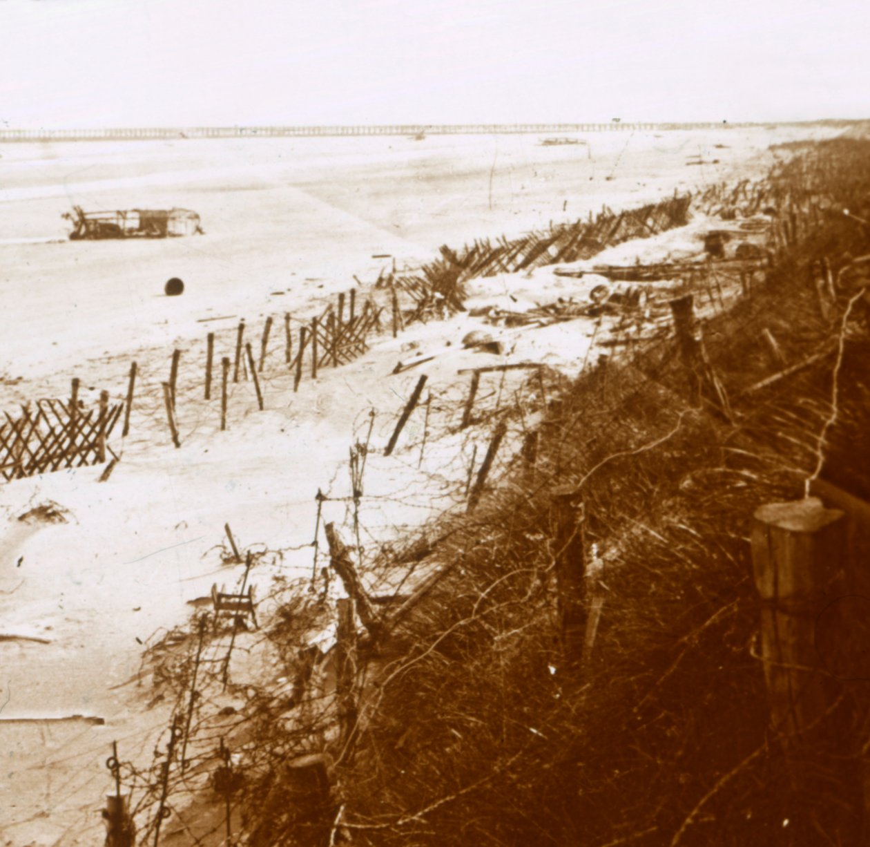 Barreras de alambre de púas en la playa, Nieuwpoort-Bad, Flandes, Bélgica, c1914-c1918 de Unbekannt