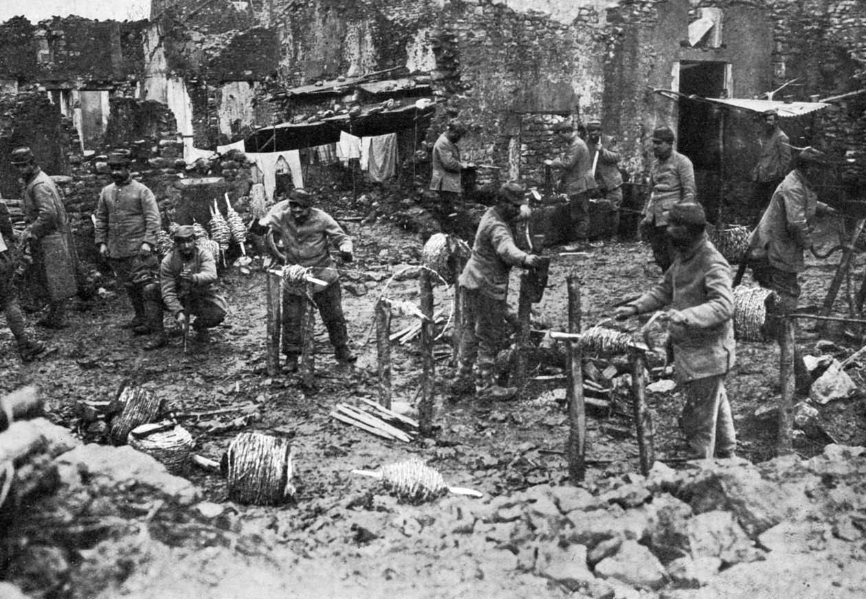 Enrollado de alambre de púas, la defensa de Verdún, Francia, Primera Guerra Mundial, 1916, c. 1920 de Unbekannt