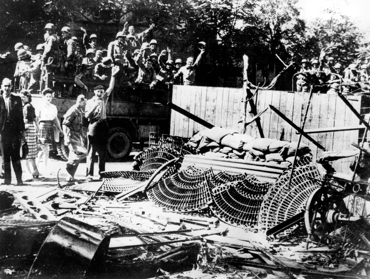 Barricadas erigidas cerca de la Place de la Concorde, París, agosto de 1944 de Unbekannt