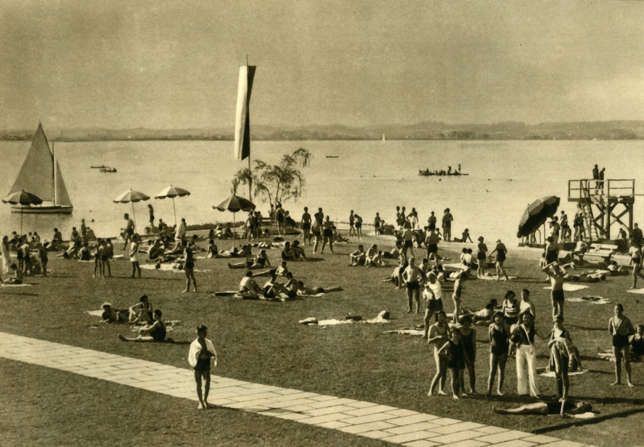 Bañistas en las orillas del lago Constanza, Bregenz, Austria, c. 1935 de Unbekannt