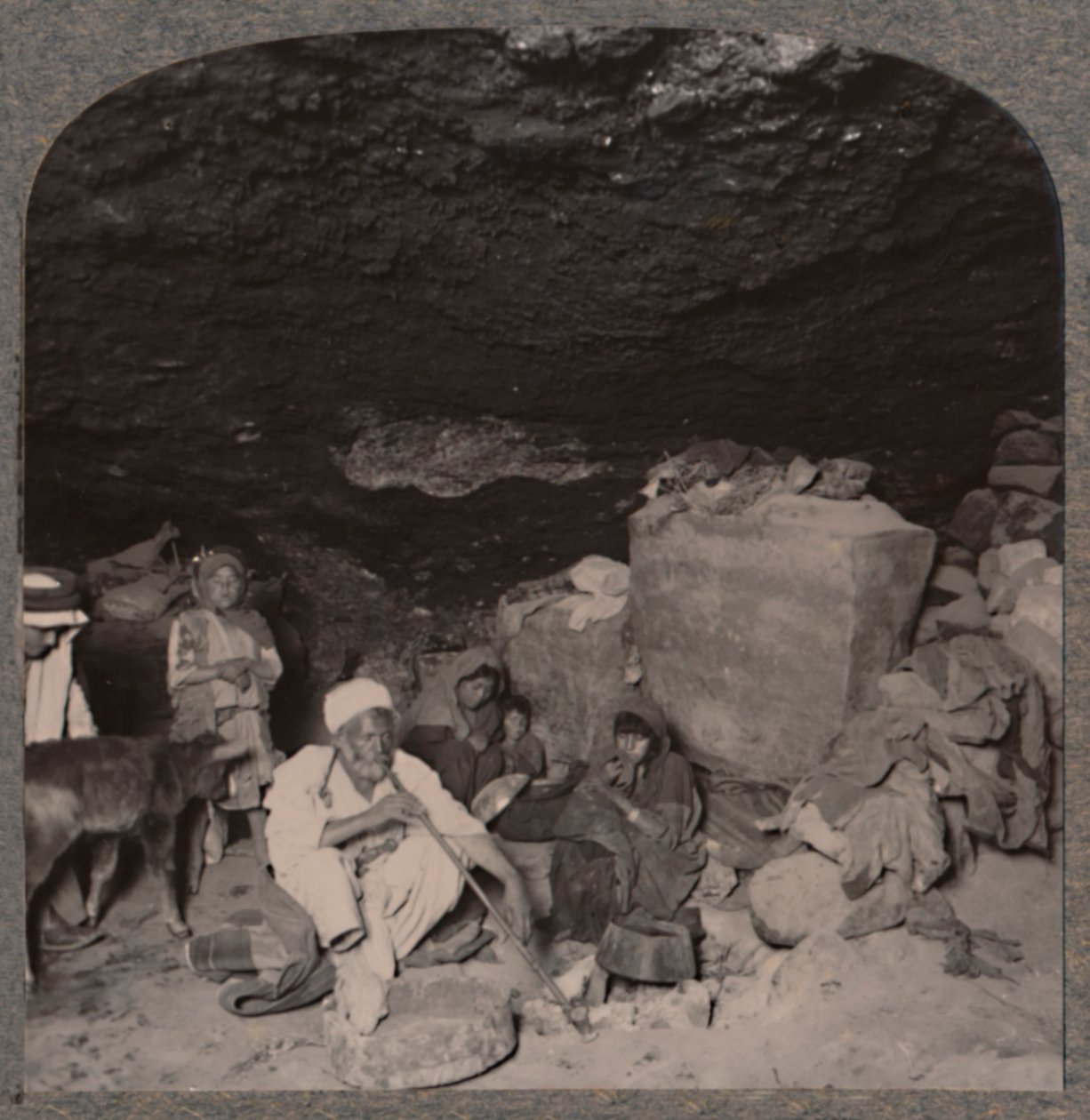 Beduinos habitantes de cuevas en sus cuevas, c1900 de Unbekannt