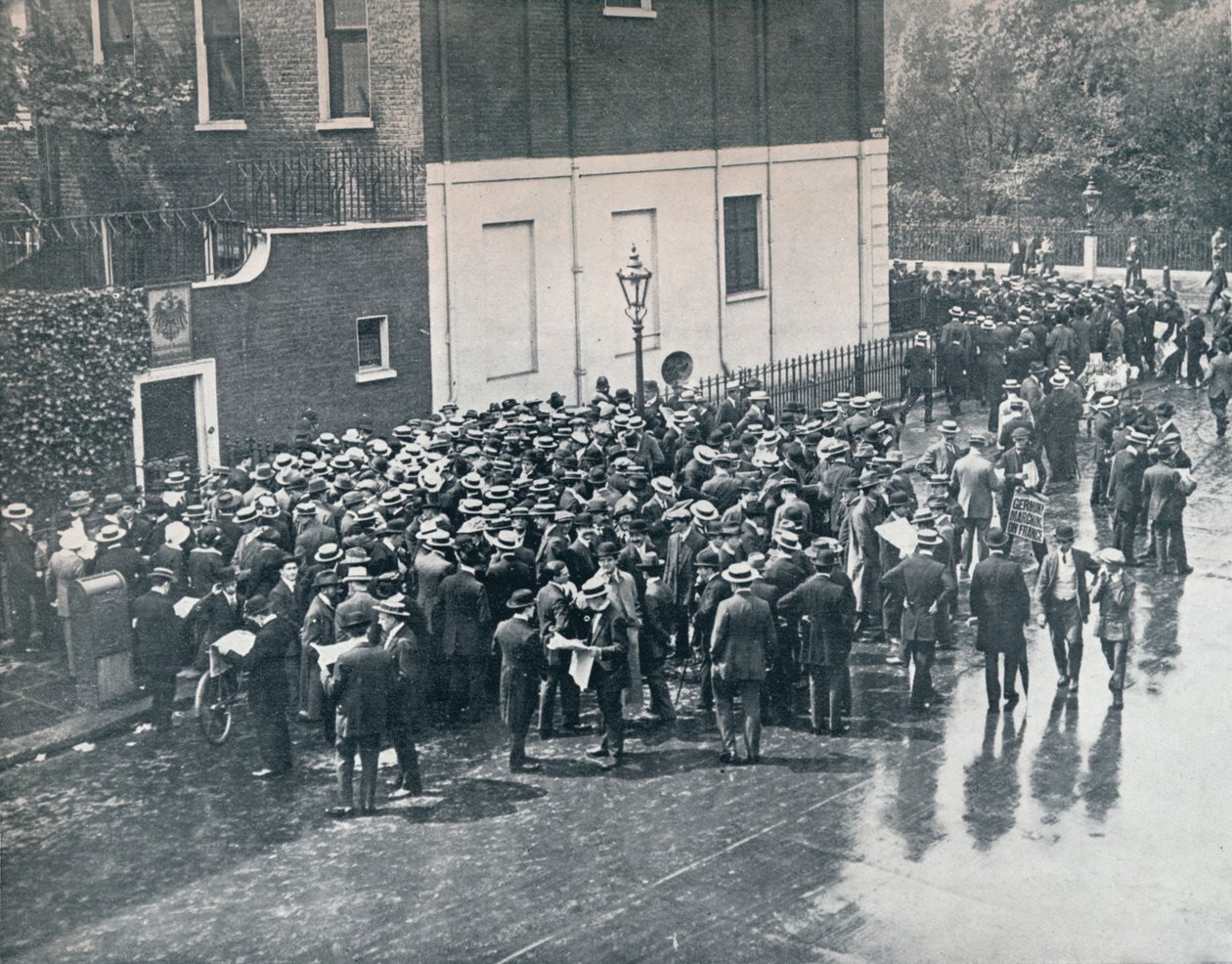 Antes de que Inglaterra declarara la guerra: reservistas alemanes esperando fuera del consulado alemán en Londres, 1914 de Unbekannt