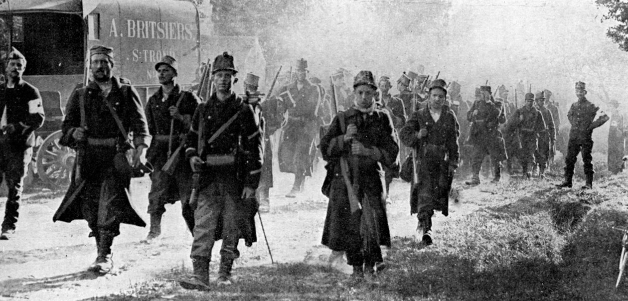 Tropas belgas acercándose a la escena de la batalla, Primera Guerra Mundial, 1914 de Unbekannt