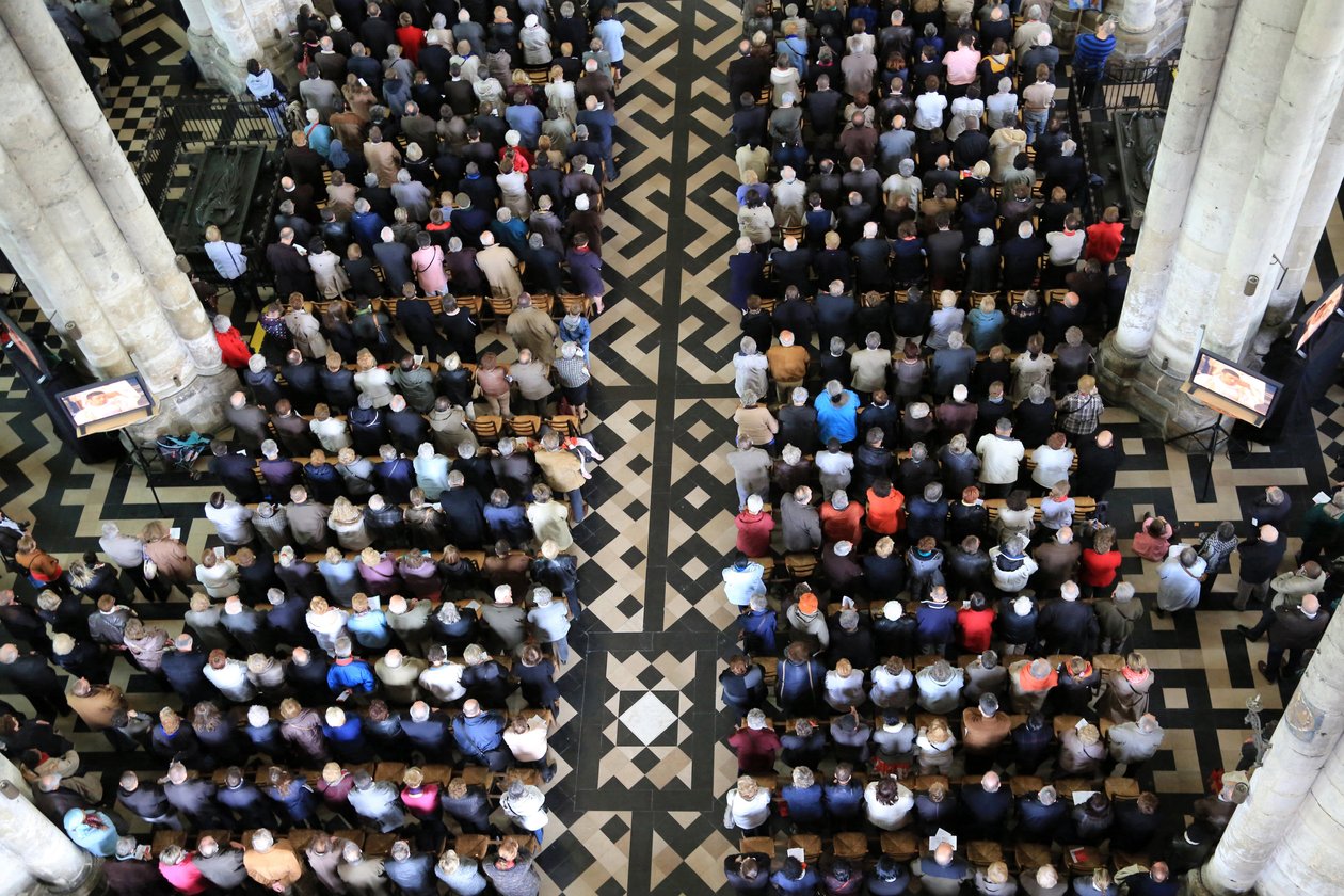 Asamblea de creyentes. Ordenación episcopal. Catedral de Amiens, Amiens, Francia de Unbekannt