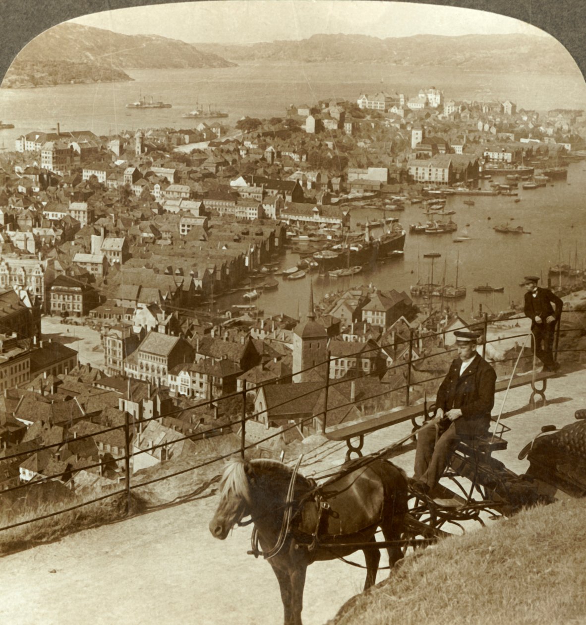 Bergen, vista oeste desde Floifjeld, sobre el puerto y Puddefjord, Noruega, c1905 de Unbekannt