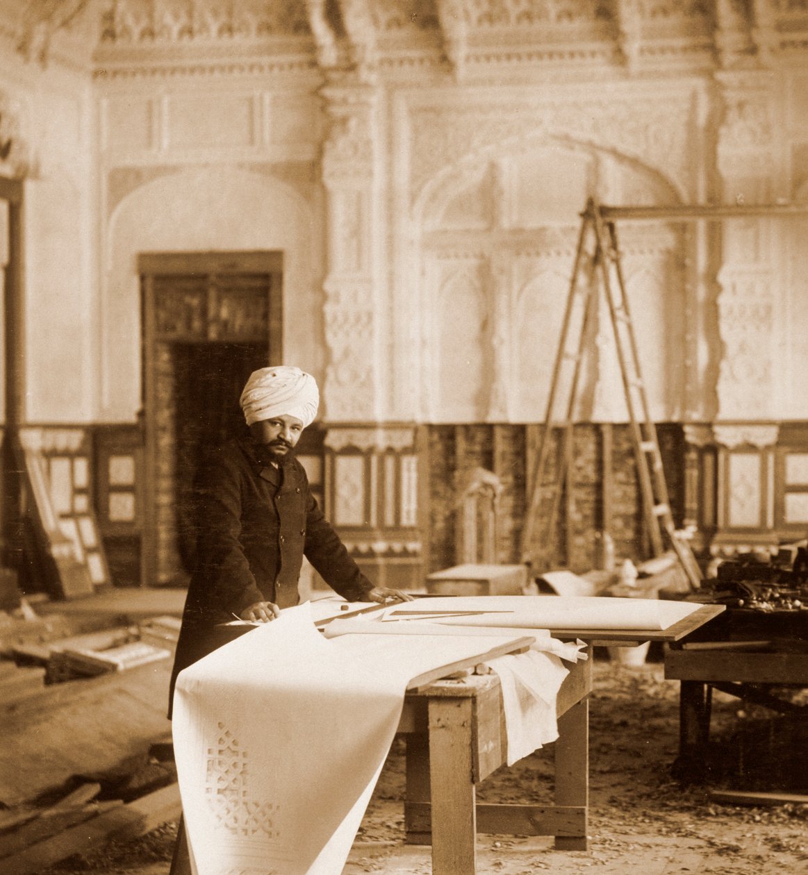Bhai Ram Singh trabajando en la Sala India, Osborne House, Isla de Wight, 1892 de Unbekannt