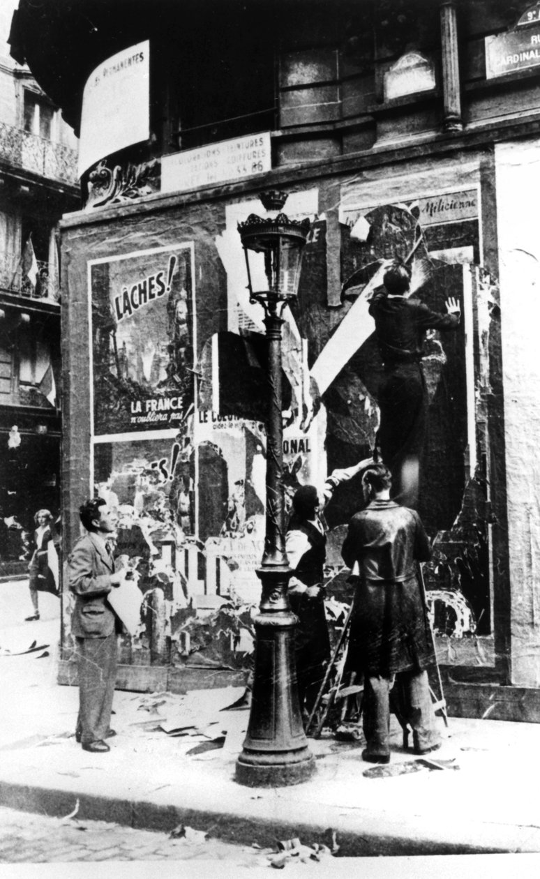 Cartelera con hombres colocando carteles de propaganda, París, Segunda Guerra Mundial de Unbekannt