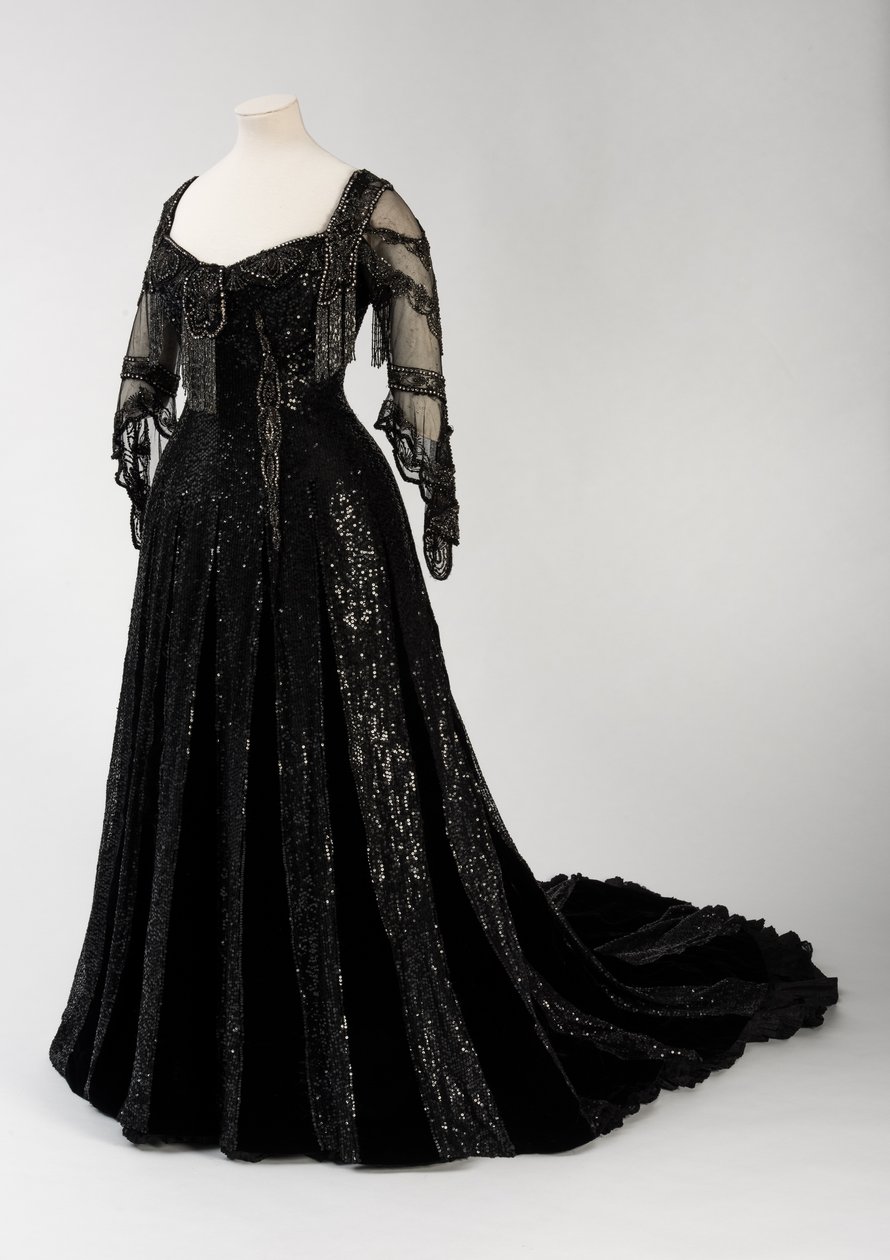 Vestido de noche negro de longitud completa usado por la Reina Alexandra, con decoración de cuentas y lentejuelas e incorporando la cinta de nombre de seda negra y letras doradas de la Reina Alexandra, hecho por Barolet de Knightsbridge, Londres 1908-1910 de Unbekannt