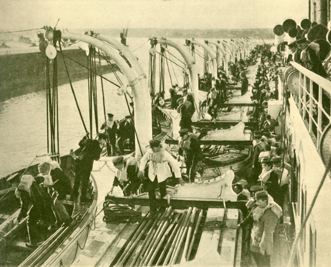 Ejercicio de bote a bordo del Aquitania, c. 1930 de Unbekannt