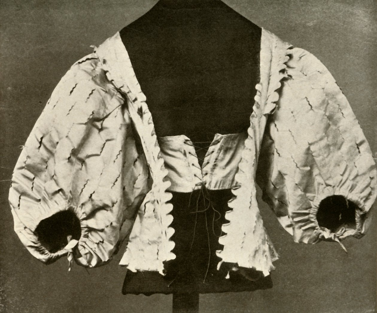 Corpiño de satén blanco cortado y picado, c1620-1640, 1937 de Unbekannt
