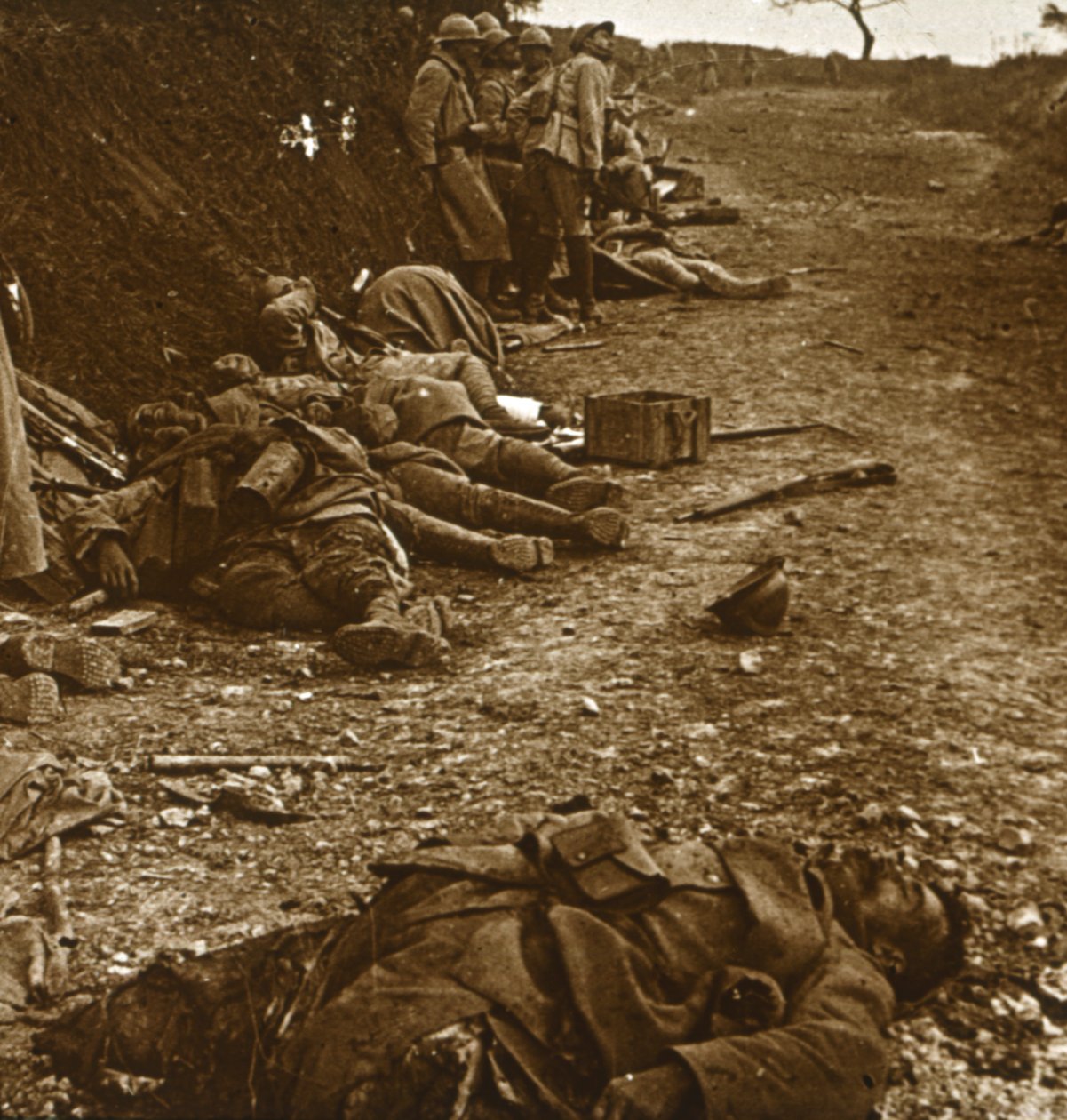 Cuerpos después de la toma de Courcelles, norte de Francia, 1918 de Unbekannt