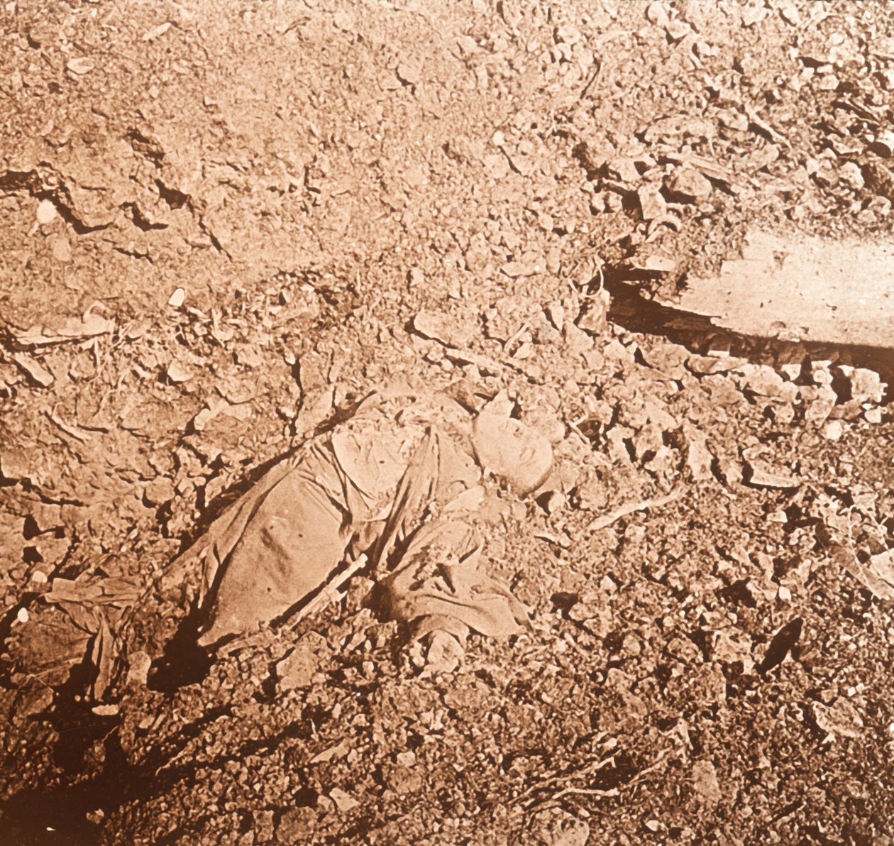 Cuerpo de soldado muerto, Verdún, norte de Francia, c1914-c1918 de Unbekannt