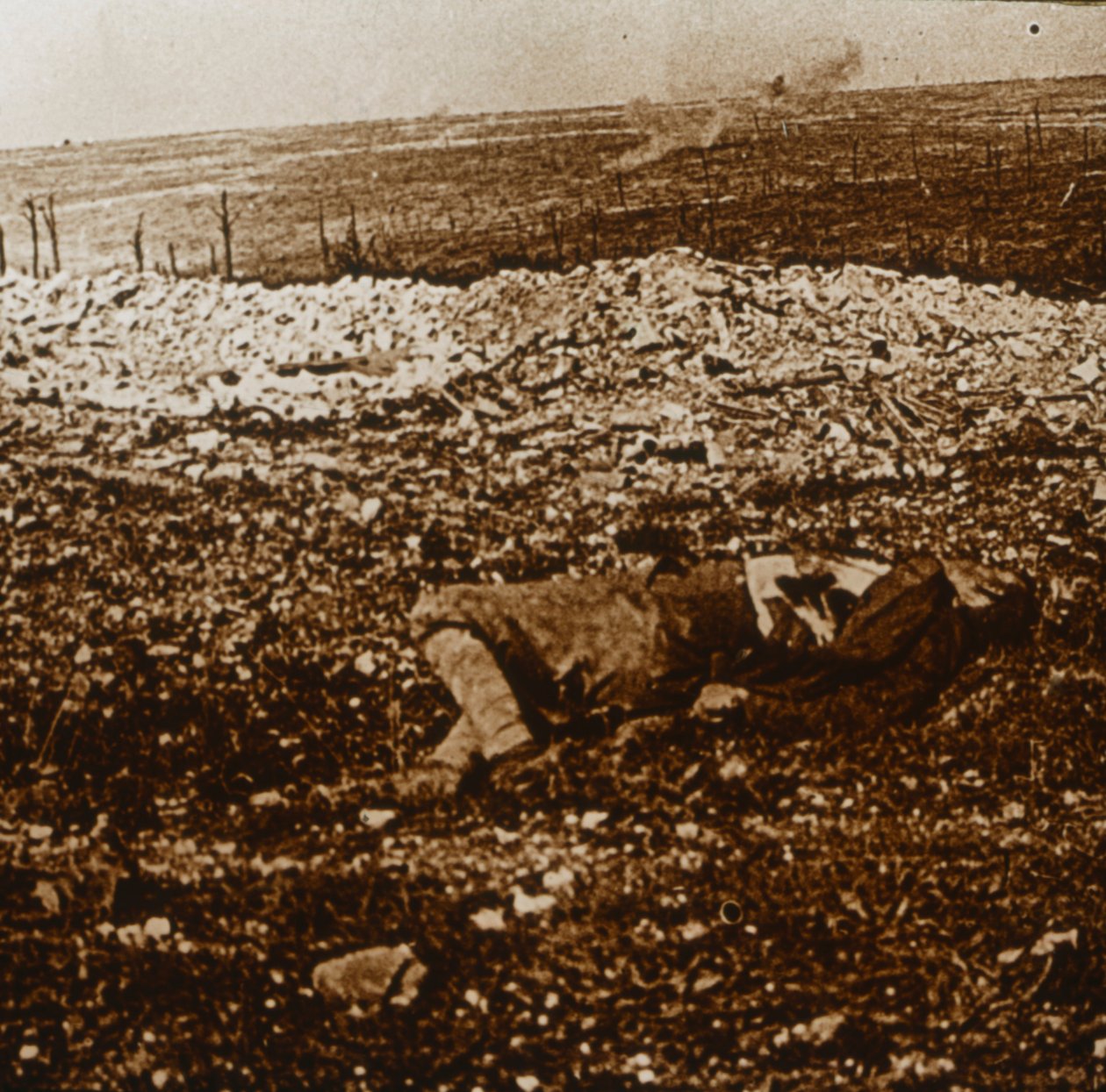 Cuerpo con fuego de barrera en la distancia, c1914-c1918 de Unbekannt