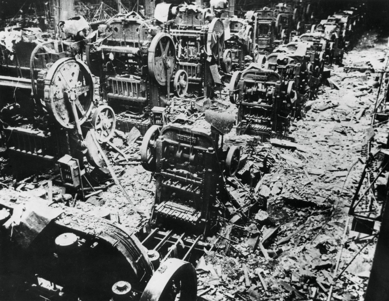 Daños por bombardeo en una fábrica de Renault, Sevres, París, 4 de abril de 1943 de Unbekannt