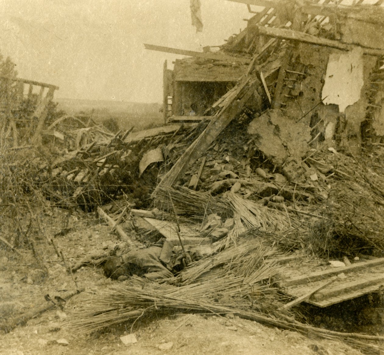Edificio bombardeado, cuerpo de soldado muerto en primer plano, 1916 de Unbekannt