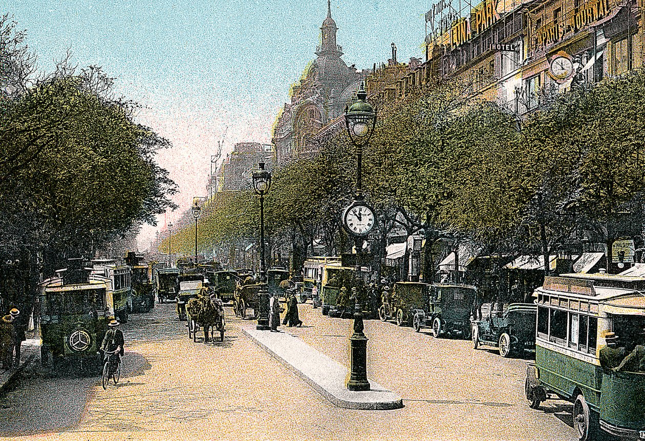 Boulevard des Italiens, París, con coches y autobuses en la calle, c. 1900 de Unbekannt