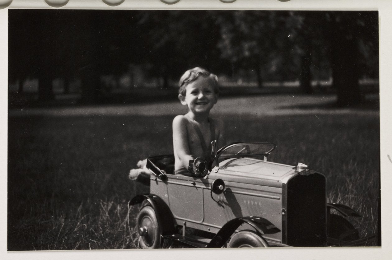 Niño conduciendo un coche de pedales de juguete, c 1930 de Unbekannt