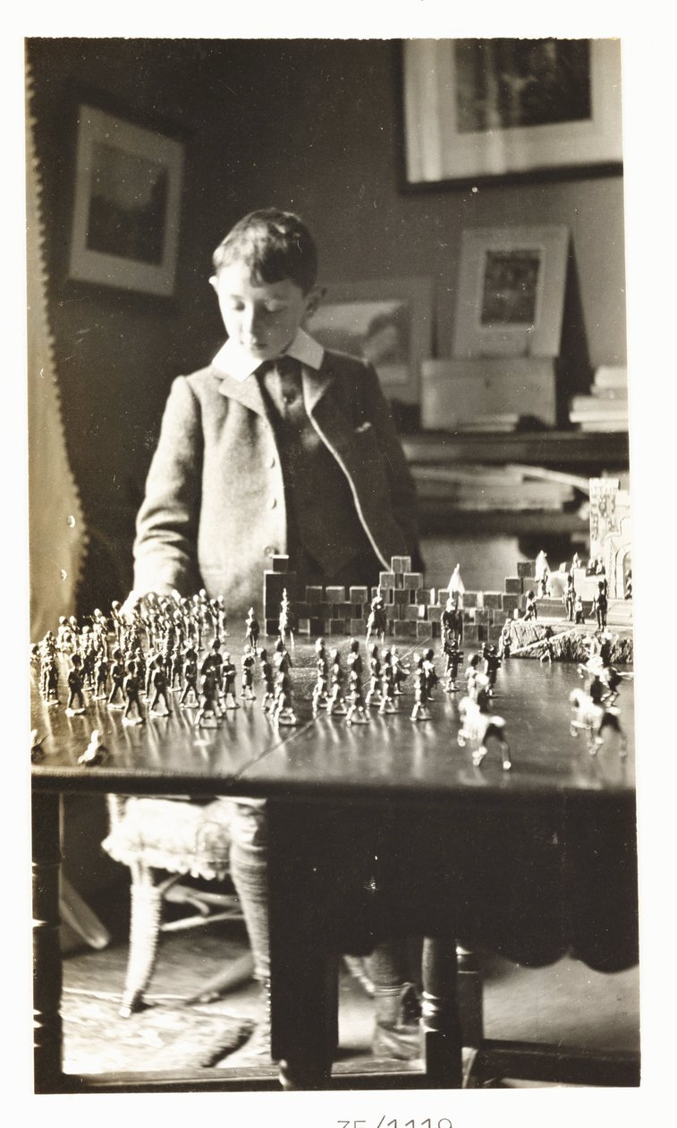 Niño jugando con soldados de juguete, c 1912 de Unbekannt