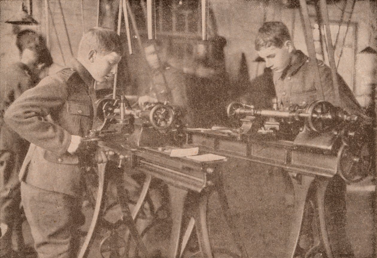 Chicos del Colegio Bradfield haciendo partes de conchas, Berkshire, c1916 1928 de Unbekannt