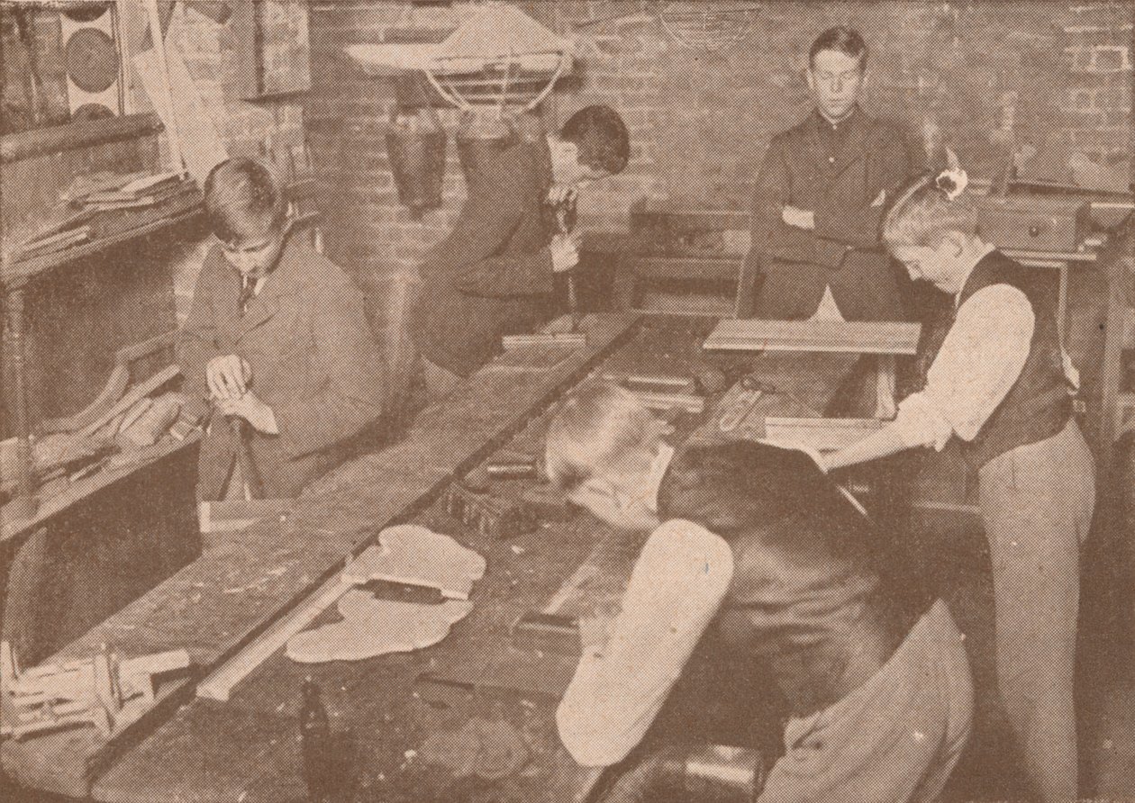 Chicos de la Escuela Harrow haciendo férulas, muletas y otros artículos para los heridos, c1916 de Unbekannt