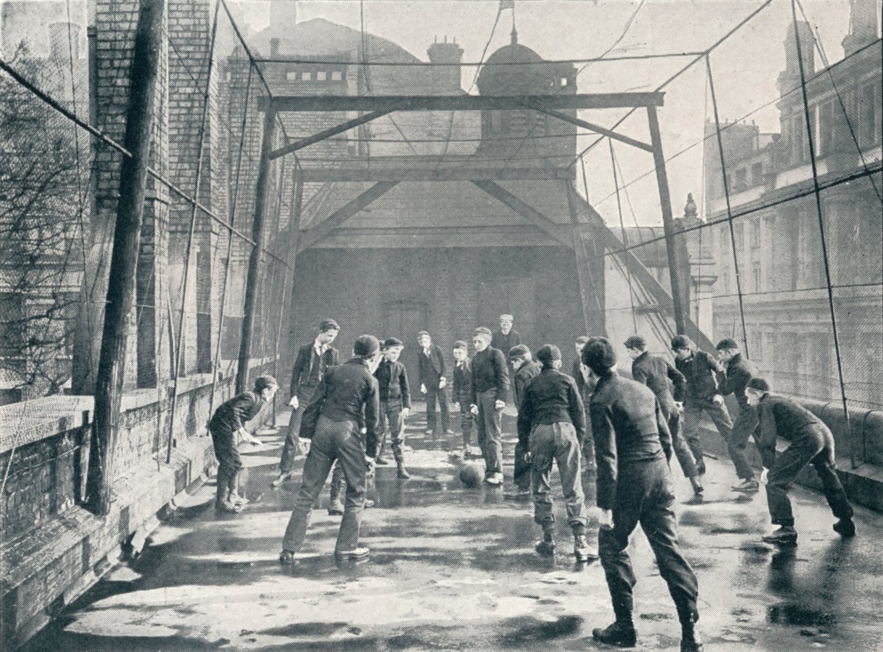 Niños jugando al fútbol en el techo de la Escuela del Coro de la Catedral de San Pablo, Londres, c1901 1901 de Unbekannt
