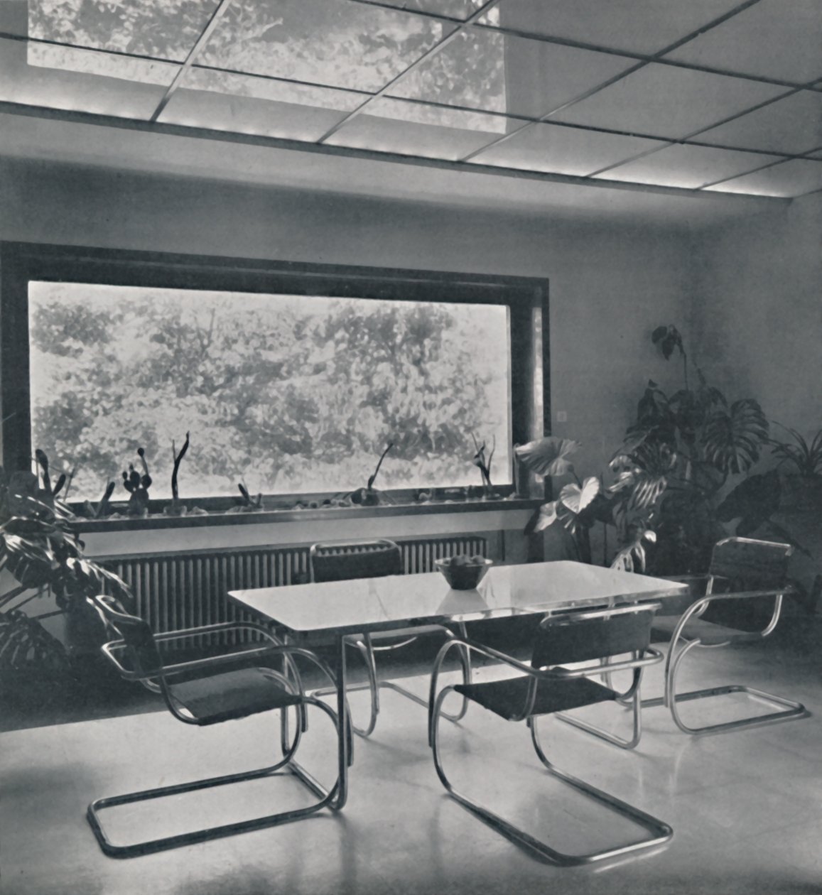 Sala de desayuno en una casa en Bucarest por Rudolf Frankel, 1942 de Unbekannt