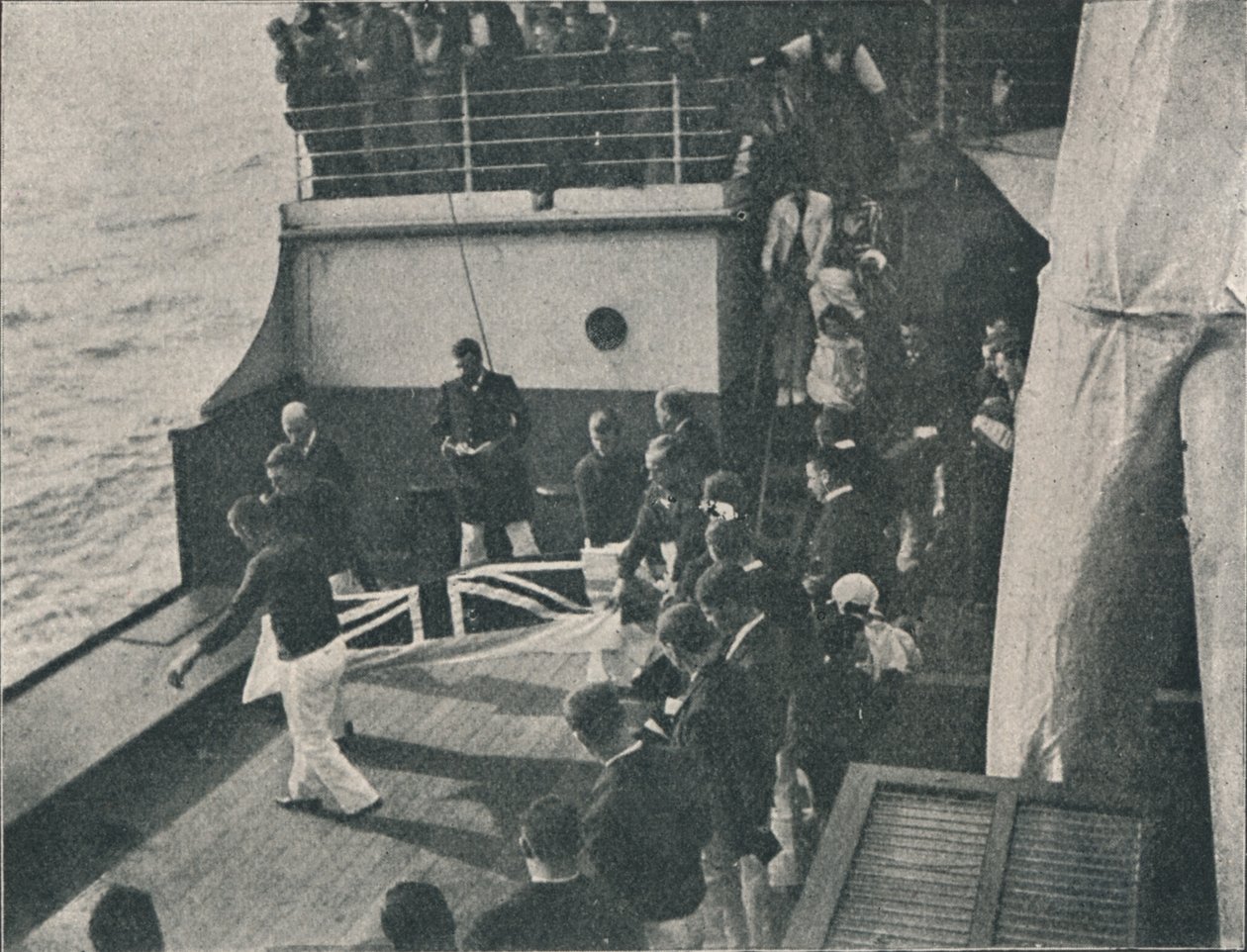 Llevando el Cuerpo a Bordo, c1900, 1910 de Unbekannt