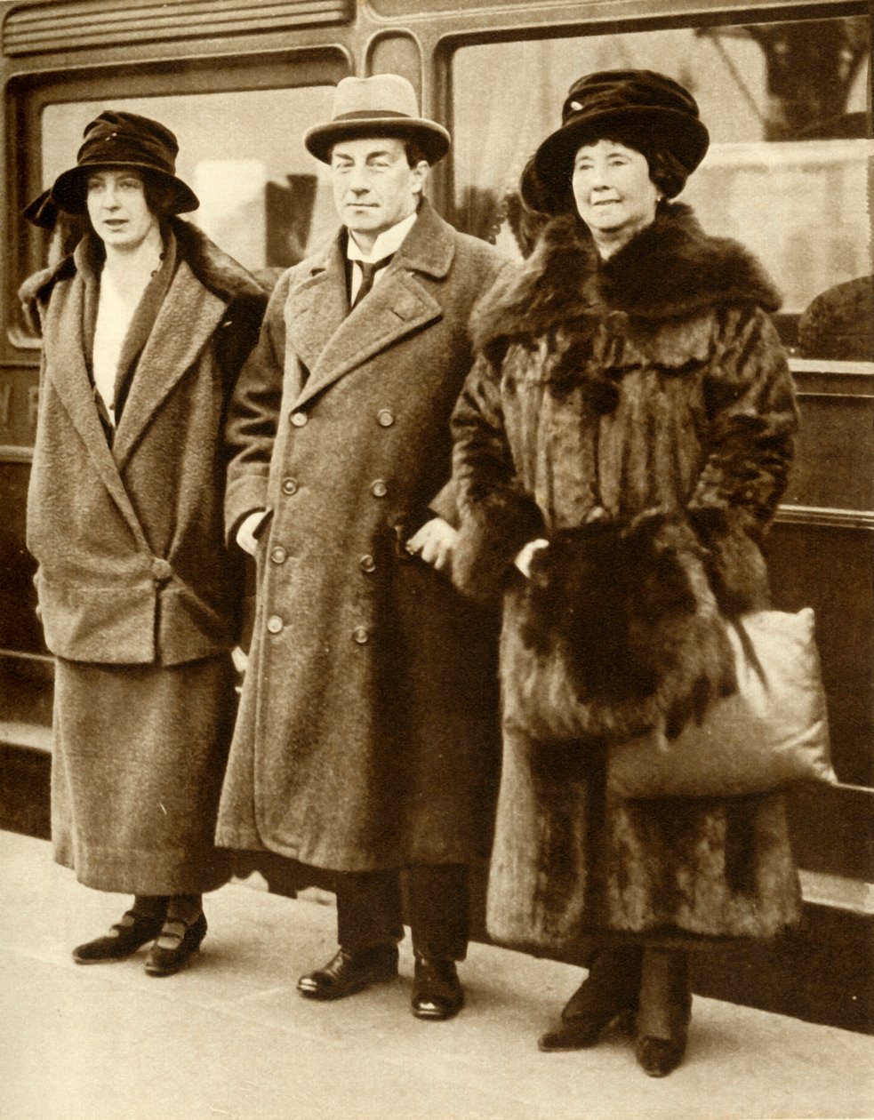 Primer Ministro Británico Stanley Baldwin con su esposa e hija, Londres, 27 de enero de 1923, 1935 de Unbekannt