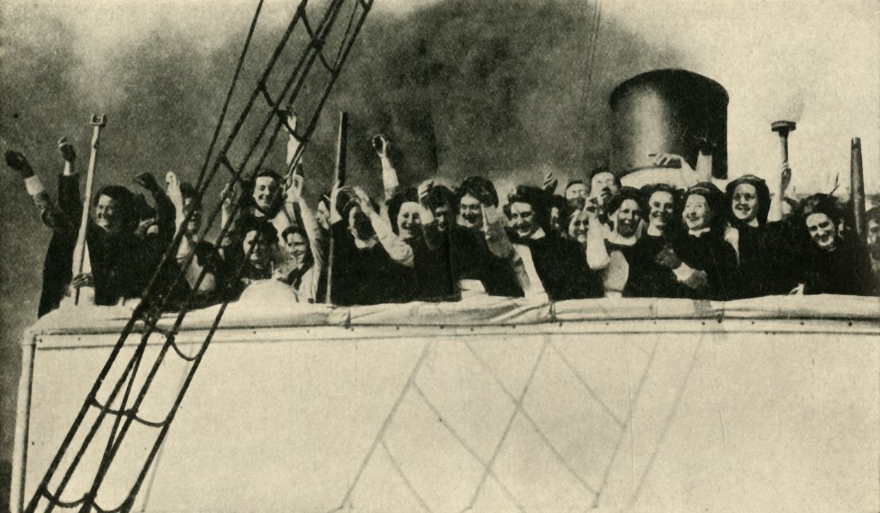 Enfermeras de la Cruz Roja Británica en camino al frente, Primera Guerra Mundial, 1914, c1920 de Unbekannt