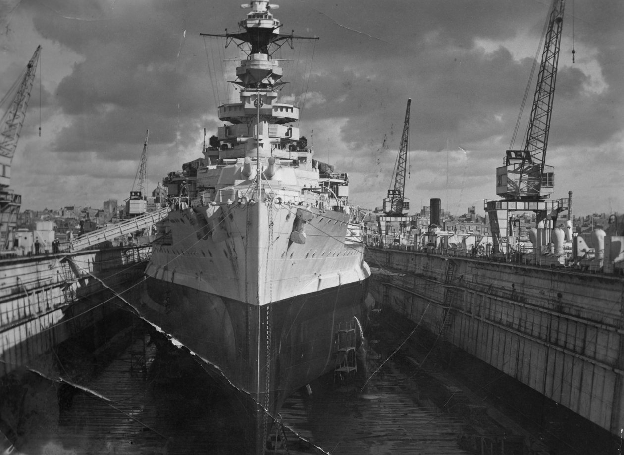 Acorazado británico HMS Malaya en un dique flotante, Malta, c1937 de Unbekannt