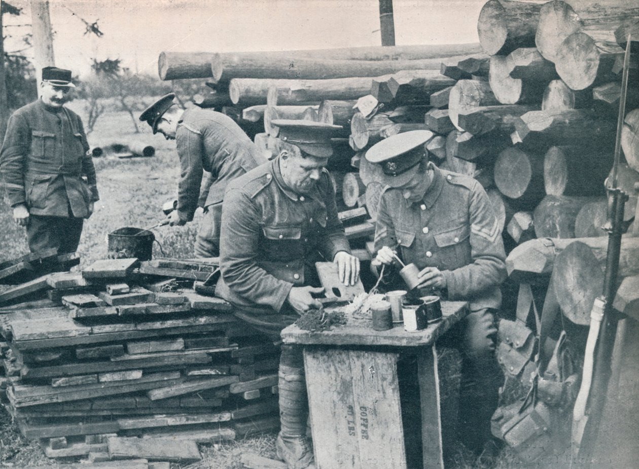 Ingenieros británicos con la Fuerza Expedicionaria fabricando granadas de mano con latas de tabaco, c1914 de Unbekannt