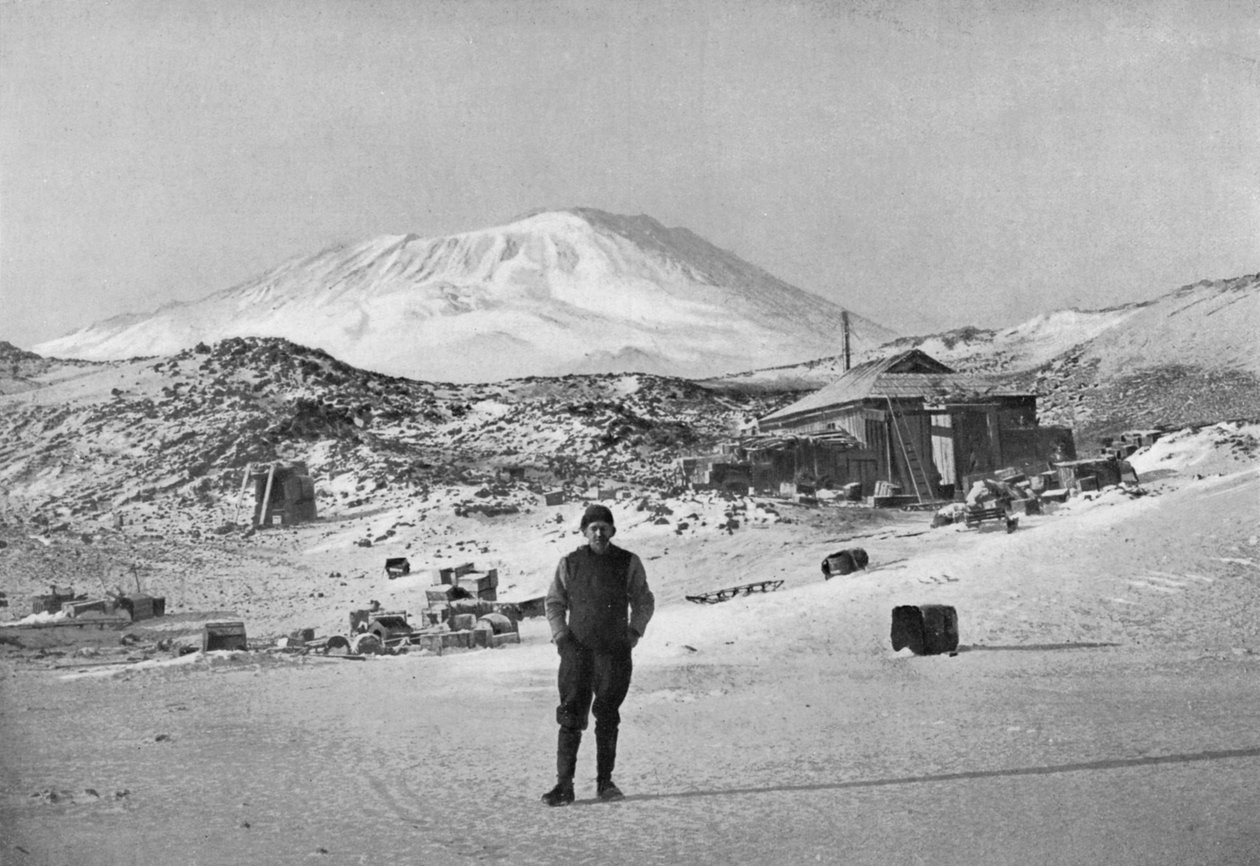 Explorador británico Ernest Shackleton en el campamento base de Cape Royds, Antártida, 1908 de Unbekannt